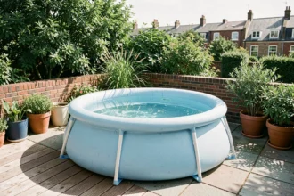 Piscine hors sol ronde installée dans un petit jardin urbain avec terrasse en bois et plantes en pot
